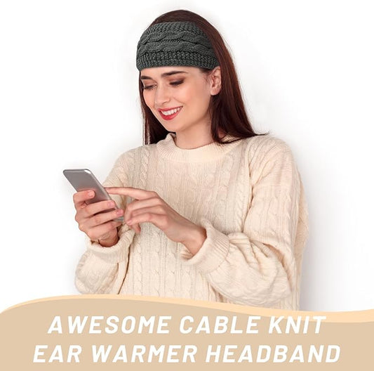 Frau mit grünem Strick-Stirnband, beige Pullover, Smartphone, lächelnd, modisches Winteraccessoire.