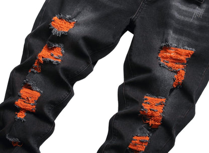 Schwarze Jeans mit orangefarbenen Rissen, modisch, Herrenbekleidung, Streetwear.