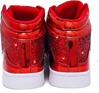 Rote glitzernde Sneaker mit weißer Sohle, glänzendes Design, modische Sportschuhe.