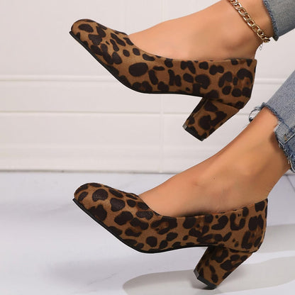 Pumps i sammet med leopardmönster – Clara Oktoberfest 2026