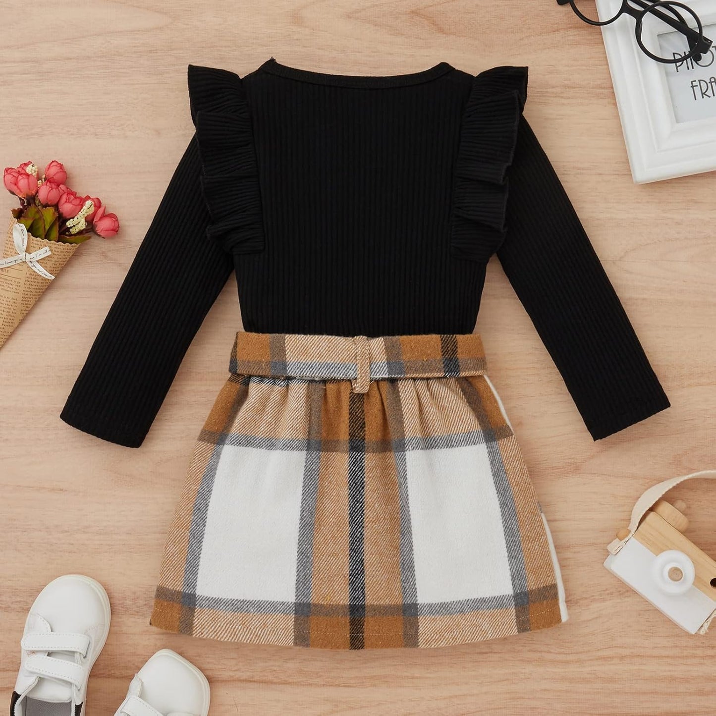 Schwarzes Langarm-Kleid mit kariertem Rock für Mädchen, modisch, Herbstmode, Kinderkleidung.