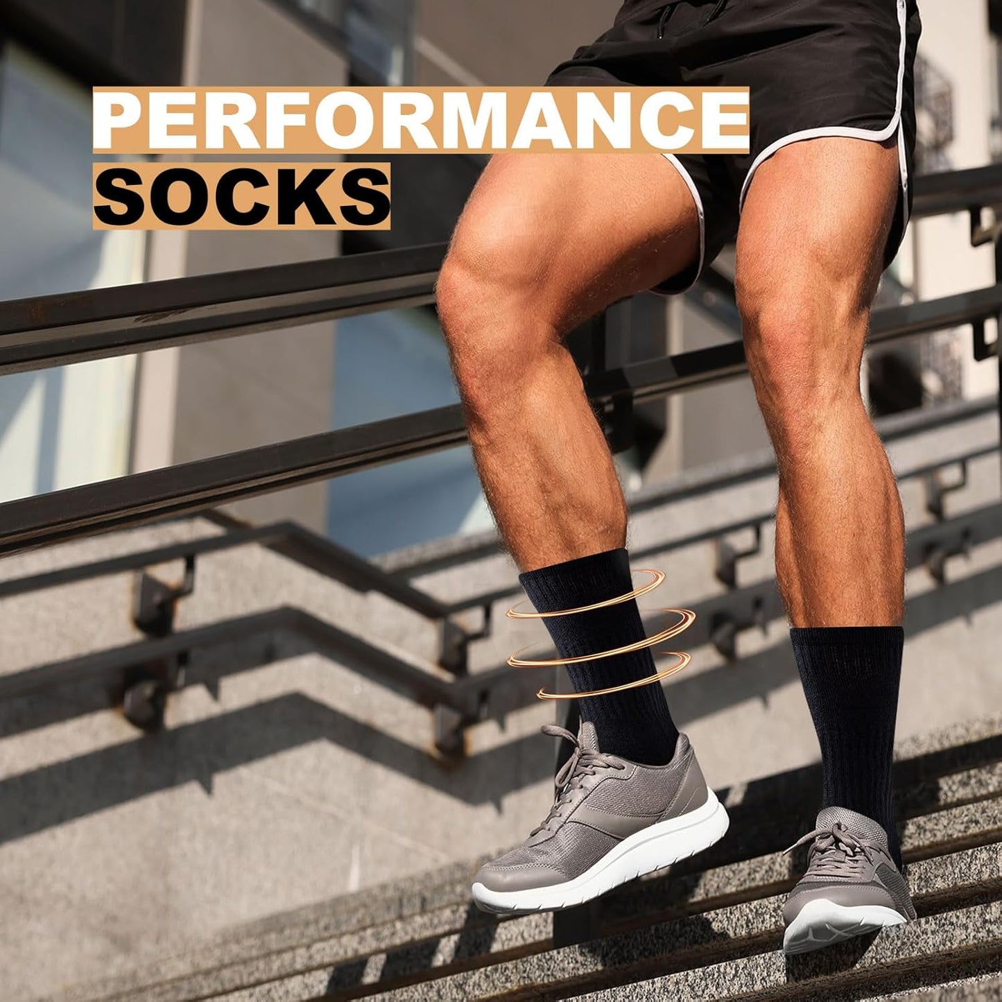 Mann in schwarzen Sportsocken und grauen Sneakers auf Treppe, Performance-Socken, Sportbekleidung.