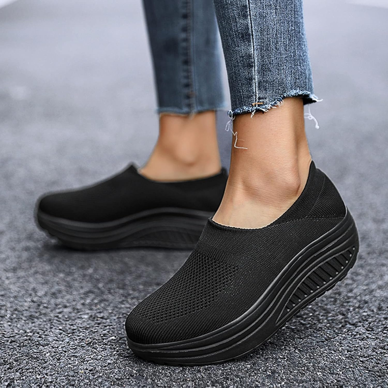 Schwarze Damen-Sneaker mit Plateau, atmungsaktiv, bequem, für Freizeit und Sport.