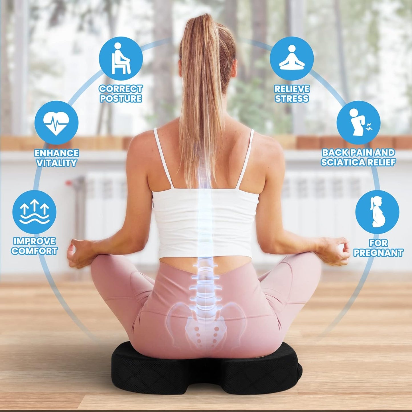 Frau auf orthopädischem Sitzkissen, Yoga, Haltungskorrektur, Rückenschmerzen, Entspannung.