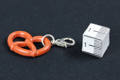 Brezel Charm-hängen (2-pack) – WiesnBrezn Oktoberfest 2026