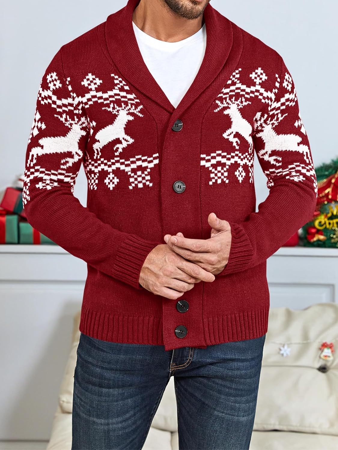 Roter Herren-Cardigan mit Rentiermuster, Strickjacke, Wintermode, festlich, Knöpfe.