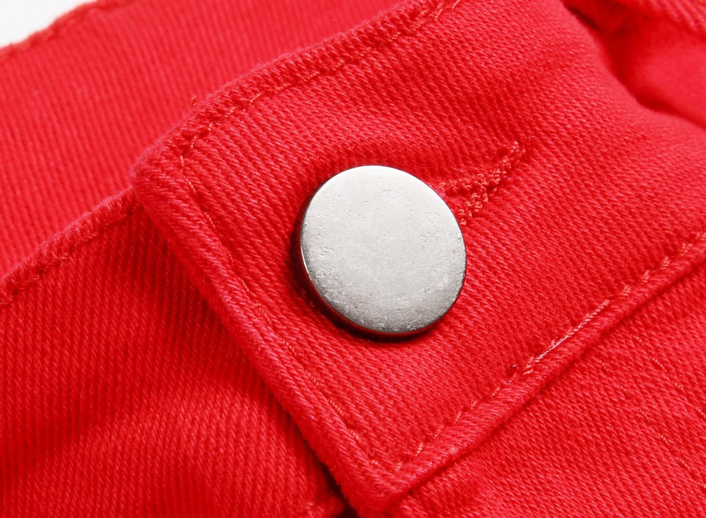 Roter Jeansstoff mit silbernem Knopf, Nahaufnahme, Textur, Mode, Detailansicht.