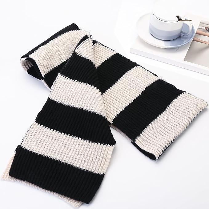 Schwarz-weiß gestreifter Schal aus Strick, modisches Accessoire, warm und stilvoll.