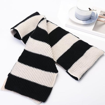 Schwarz-weiß gestreifter Schal aus Strick, modisches Accessoire, warm und stilvoll.