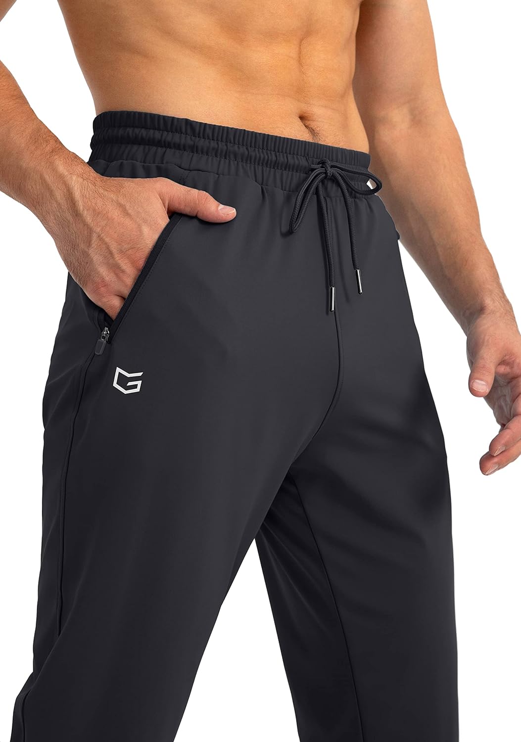 Schwarze Herren-Trainingshose, elastischer Bund, Kordelzug, seitliche Taschen, Fitnessbekleidung.