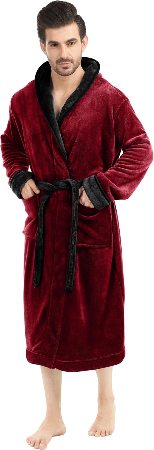 Mann im roten Fleece-Bademantel mit schwarzem Kragen und Gürtel, gemütliche Herrenmode.