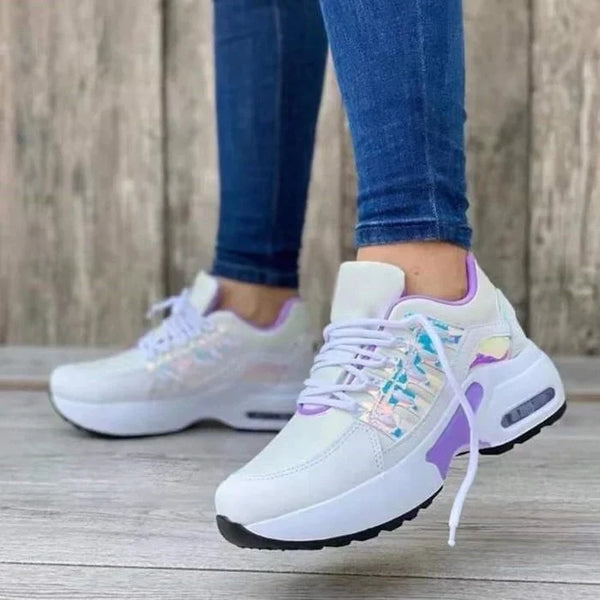 Weiße Sneaker mit lila Akzenten, Damen, bequem, modisch, Freizeit, Jeans, Holzoptik-Hintergrund.