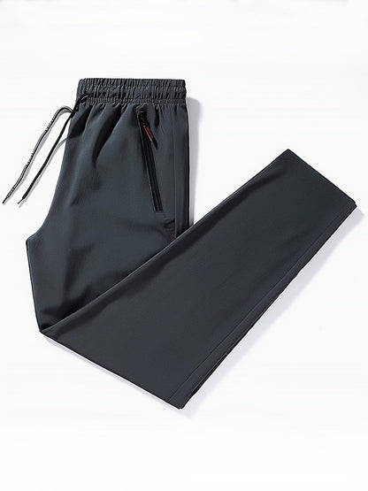 Schwarze Jogginghose, elastischer Bund, Reißverschlusstasche, Sportbekleidung, Herrenmode.