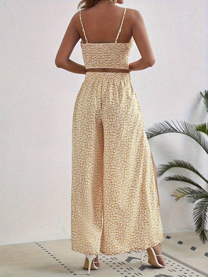 Frau in geblümtem Sommer-Zweiteiler, ärmelloses Top und weite Hose, beige-weiß, modisch.