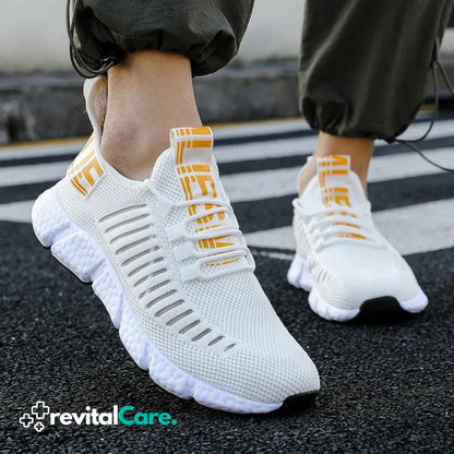 Weiße Sportschuhe mit gelben Akzenten, atmungsaktives Mesh, ideal für Laufen und Fitness.