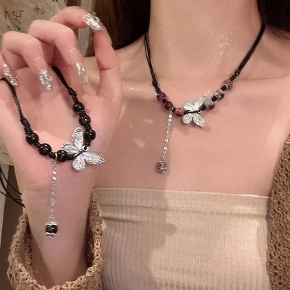 Frau mit Schmetterlingshalskette, schwarzes Lederband, silberne Anhänger, modischer Schmuck.