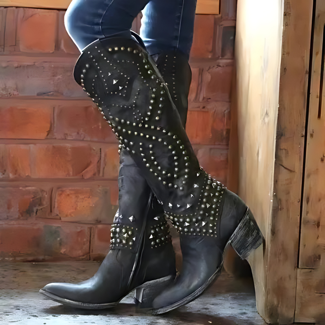 Schwarze Cowboystiefel mit Nieten, Damenmode, Leder, Westernstil, lässig, robust.