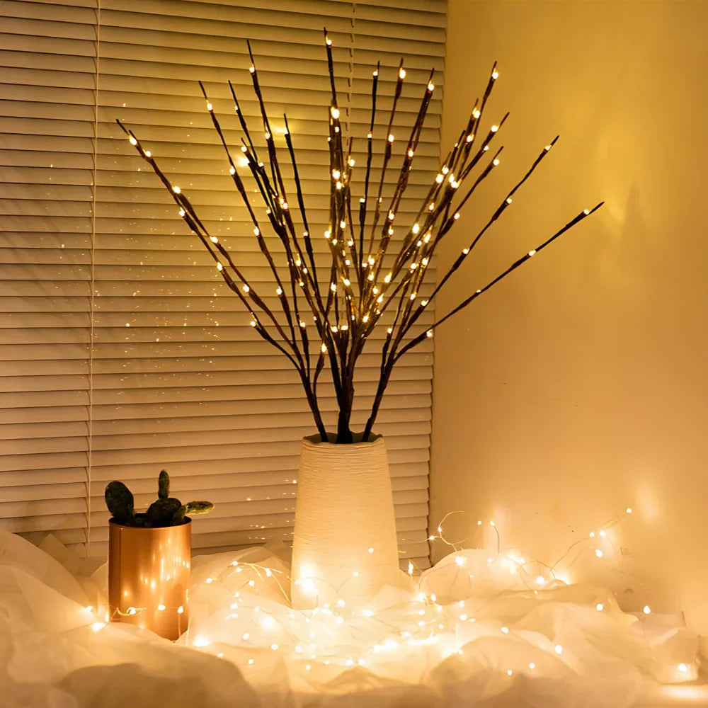 LED-Lichterzweige in weißer Vase, warmweißes Licht, Dekoration, Wohnzimmer, gemütliche Beleuchtung