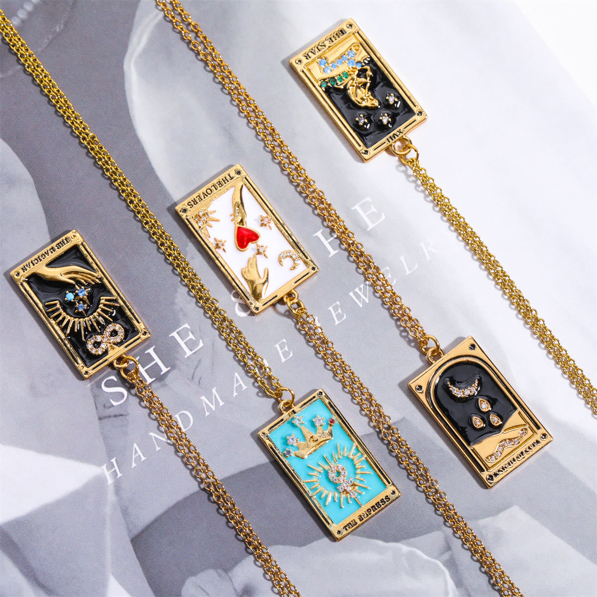 Goldene Halsketten mit Tarot-Anhängern, handgefertigter Schmuck, verschiedene Designs.