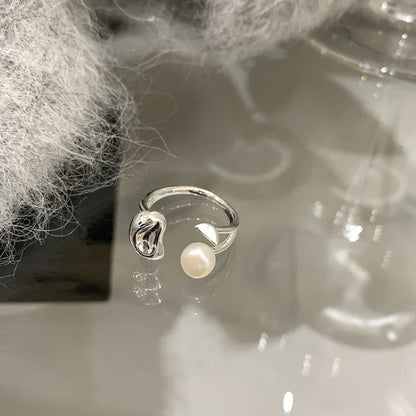 Silberner Ring mit Perle, elegantes Design, Schmuck für Damen, modisches Accessoire, Geschenkidee.