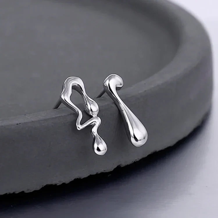 Silberne Tropfen-Ohrringe, abstraktes Design, minimalistisch, Schmuck für Damen.