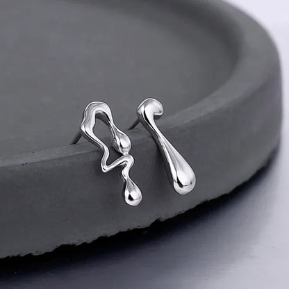 Silberne Tropfen-Ohrringe, abstraktes Design, minimalistisch, Schmuck für Damen.