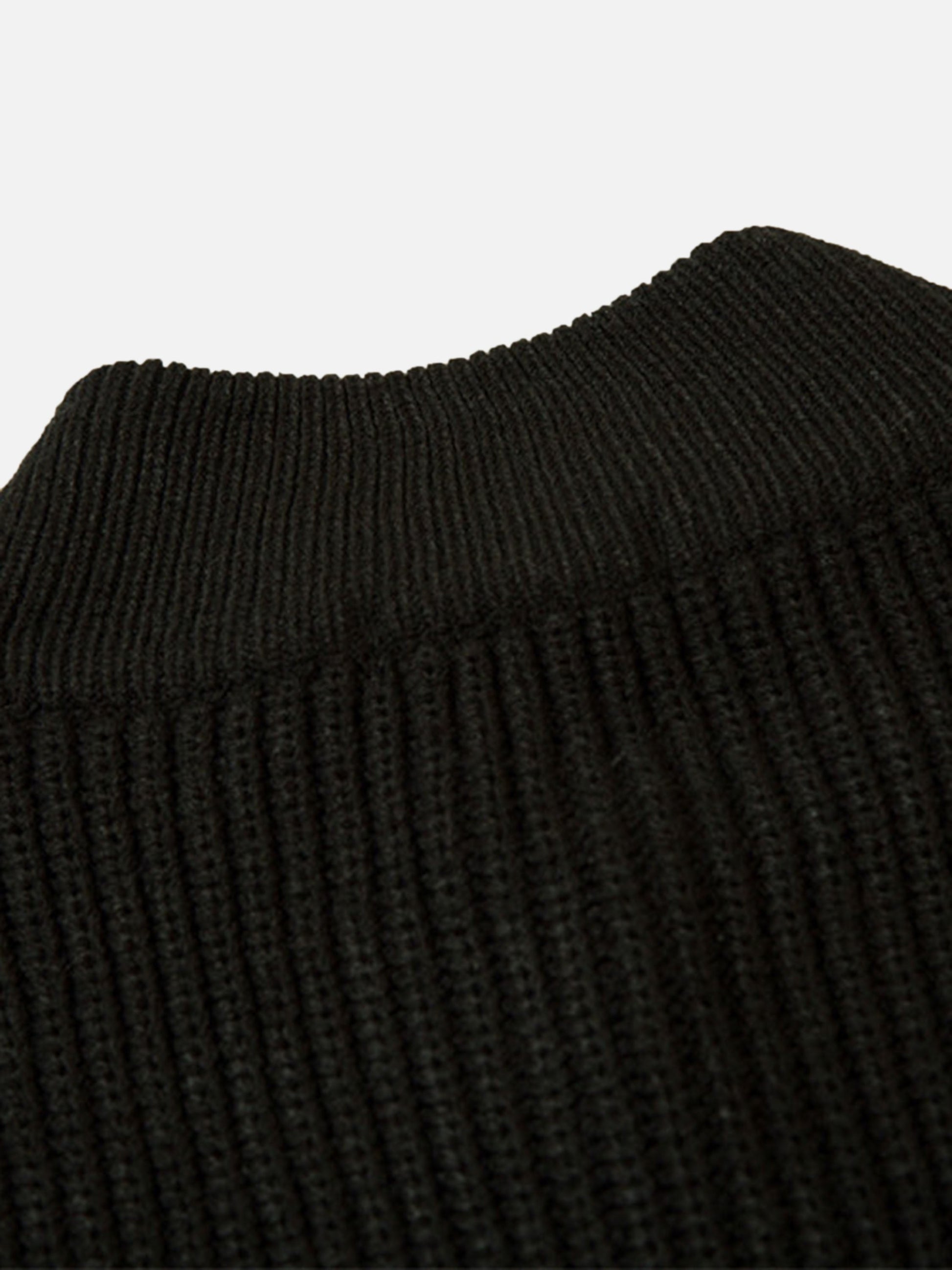 Schwarzer Strickpullover aus Wolle, Nahaufnahme, gerippter Kragen, modisch, warm, hochwertig.
