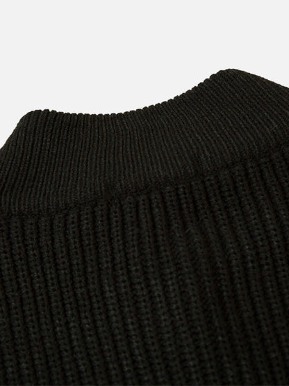 Schwarzer Strickpullover aus Wolle, Nahaufnahme, gerippter Kragen, modisch, warm, hochwertig.