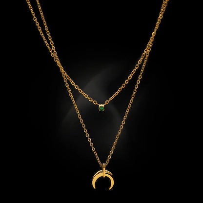 Goldene Halskette mit grünem Edelstein und Halbmond-Anhänger, eleganter Schmuck für Damen.