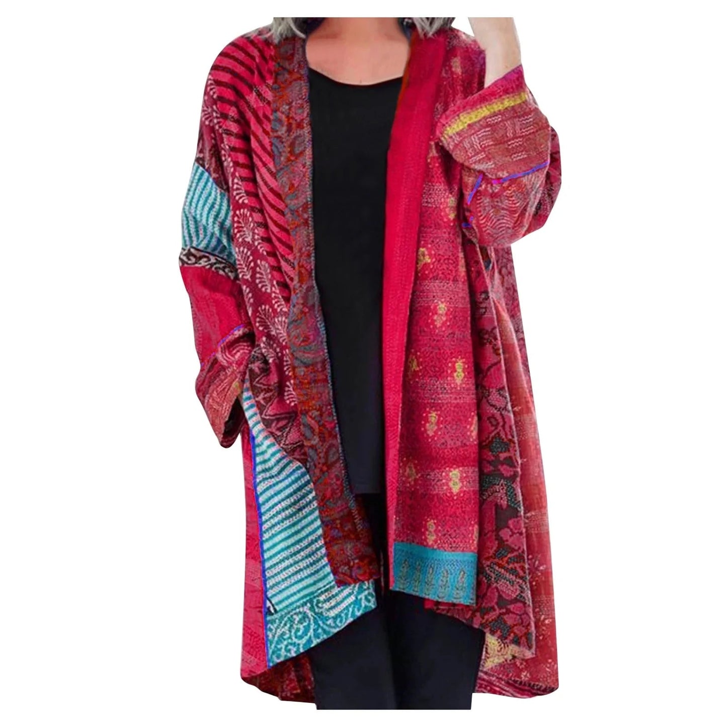 Frau trägt roten Boho-Kimono mit buntem Muster, lässige Damenmode, Vintage-Stil.
