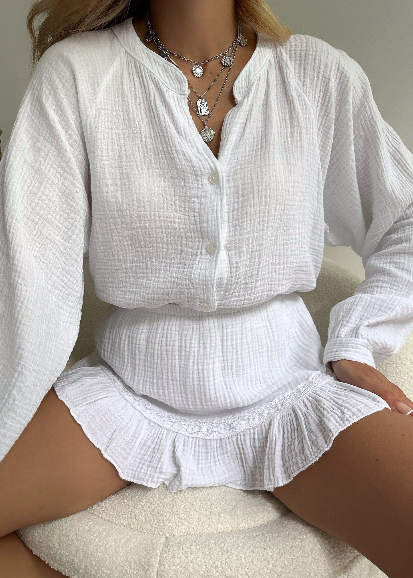 Lätt bomullset med blus och volangshorts – Leora
