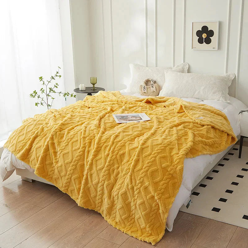 Gelbe Kuscheldecke aus Fleece auf Bett, Schlafzimmerdekor, gemütlich, modern, Wohnaccessoire.