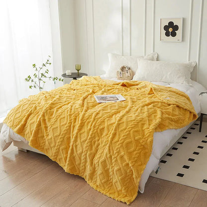 Gelbe Kuscheldecke aus Fleece auf Bett, Schlafzimmerdekor, gemütlich, modern, Wohnaccessoire.