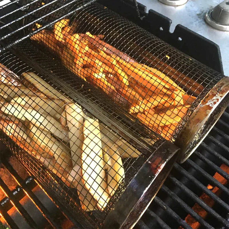 Pommes frites in Grillkorb, Edelstahl, auf Holzkohlegrill, knusprig, Outdoor-Kochen.
