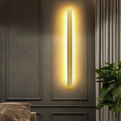 Moderne LED-Wandleuchte, vertikal, warmweißes Licht, Wohnzimmer, elegante Inneneinrichtung.