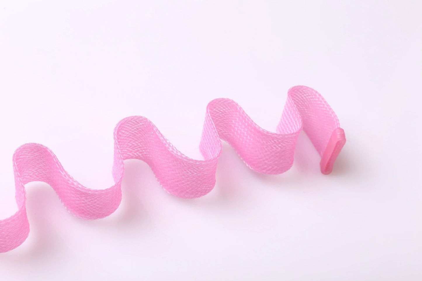 Rosa gewelltes Haarband aus Netzstoff, modisches Accessoire für Damen, elastisch und stilvoll.