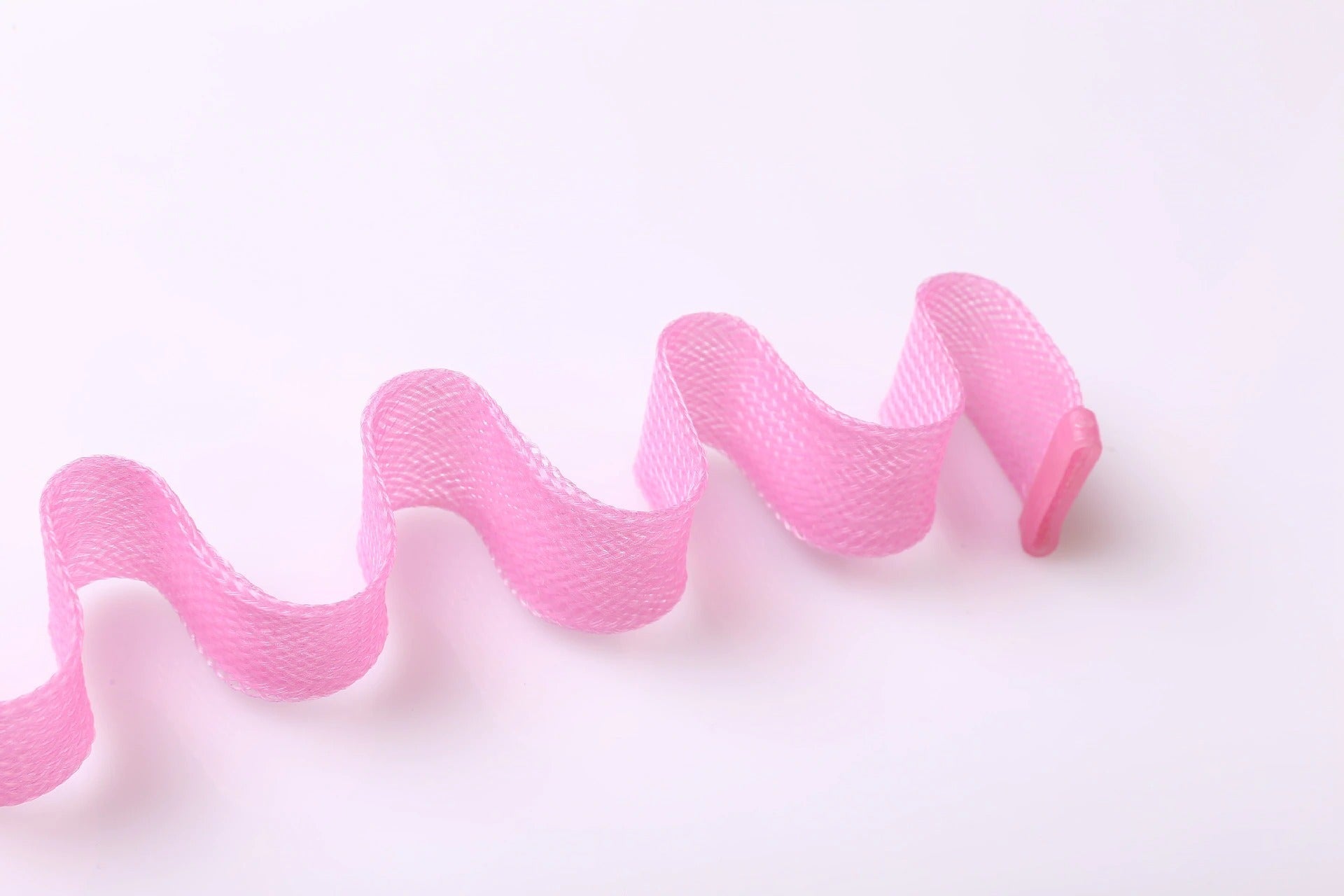 Rosa gewelltes Haarband aus Netzstoff, modisches Accessoire für Damen, elastisch und stilvoll.