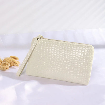 Weiße Clutch aus Kunstleder mit Krokodilprägung, elegant, modisch, Damenhandtasche.