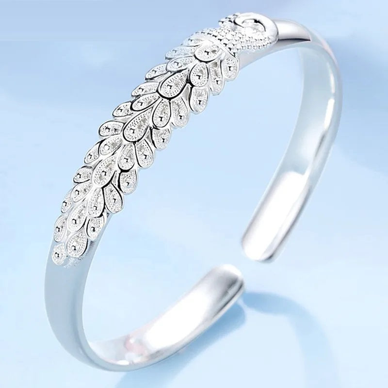 Silberarmreif mit Eulenmotiv, verziert mit Kristallen, elegantes Schmuckdesign für Damen.