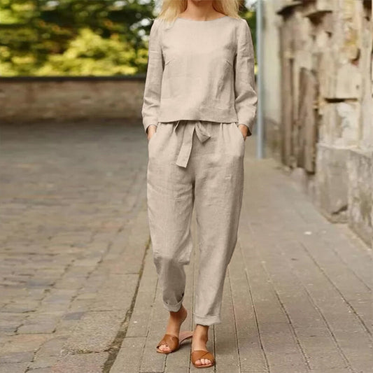 Tvådelat damhöstoutfit med rundhalsad t-shirt och byxor med resårband – Nia