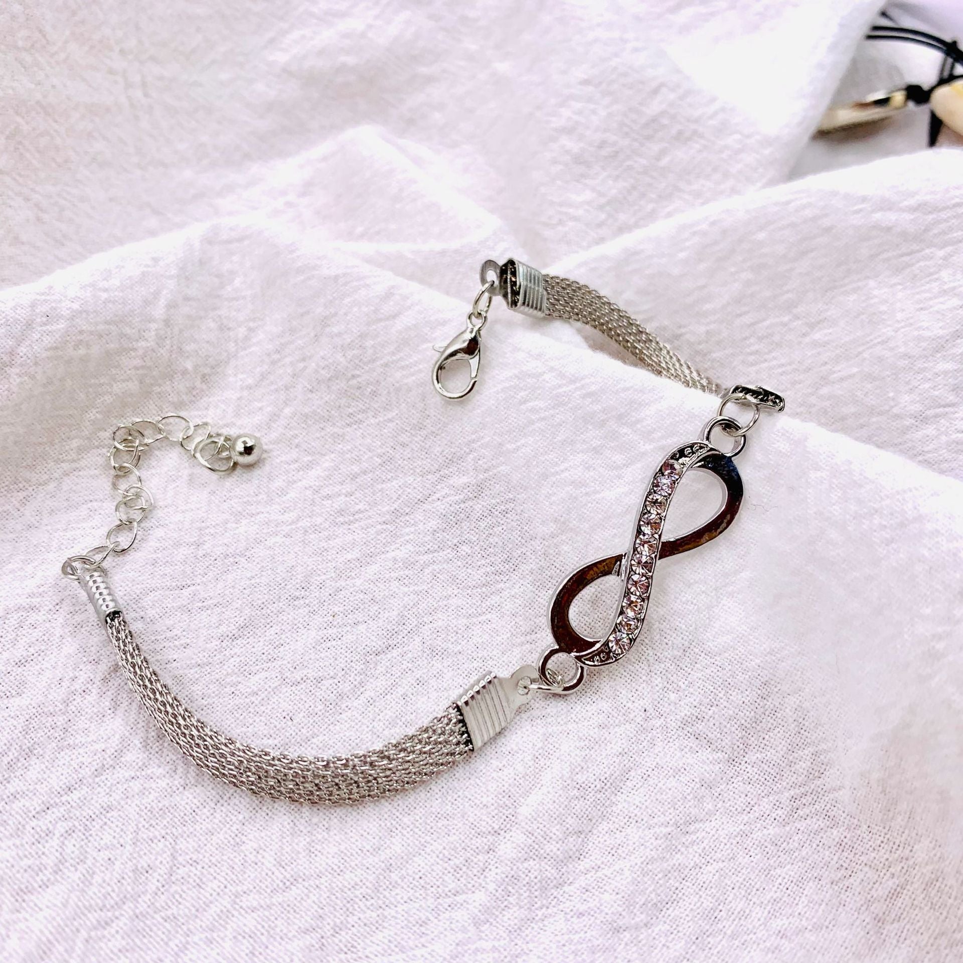 Silberarmband mit Unendlichkeitssymbol, Strasssteine, Damen, modisch, Schmuck, Geschenkidee.
