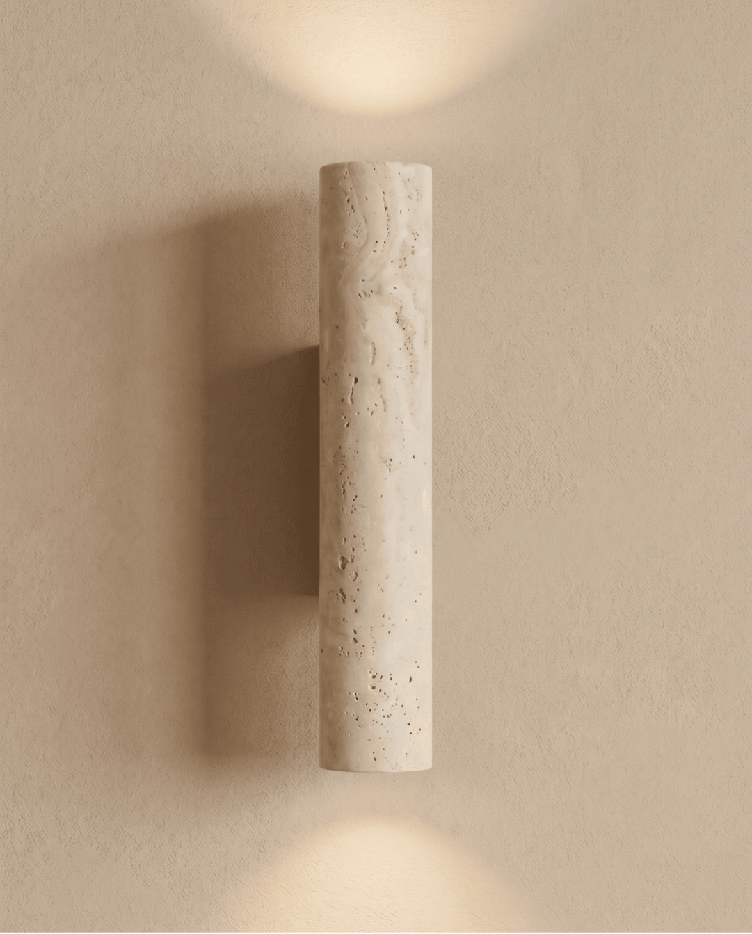 Tänd travertinlampa sedd framifrån, ljuskäglor uppåt och nedåt på den strukturerade väggen 7