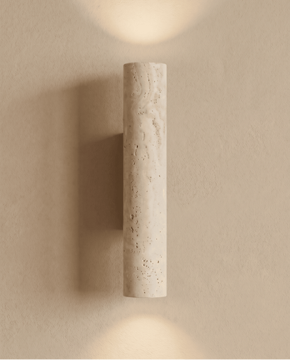 Tänd travertinlampa sedd framifrån, ljuskäglor uppåt och nedåt på den strukturerade väggen 7