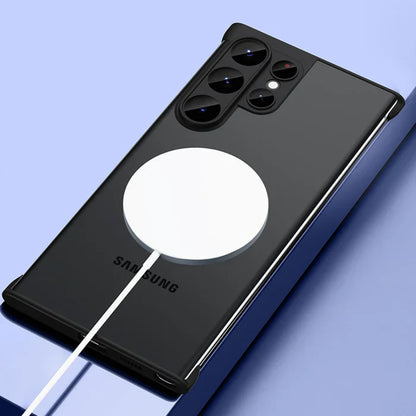 Schwarzes Samsung-Smartphone mit MagSafe-Ladegerät auf blauem Hintergrund.