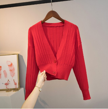Roter Strick-Cardigan mit V-Ausschnitt, Knöpfen, Damenmode, Herbstkleidung, elegant.