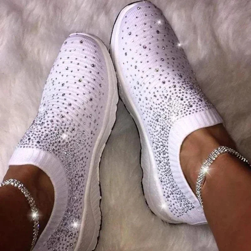 Weiße Strass-Sneaker für Damen, glitzernd, bequem, modisch, auf weißem Hintergrund.