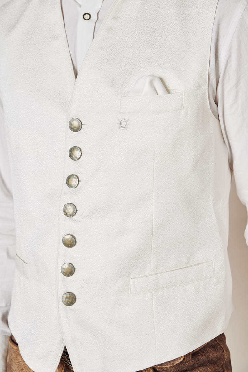 Weiße Herrenweste mit Knöpfen, Brusttasche und Einstecktuch, elegantes Design.