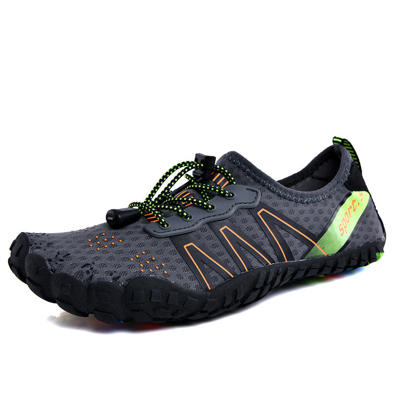Grauer Barfußschuh mit grünen Akzenten, rutschfeste Sohle, ideal für Outdoor-Aktivitäten.