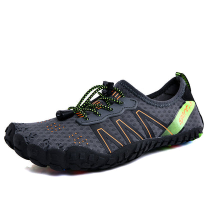 Grauer Barfußschuh mit grünen Akzenten, rutschfeste Sohle, ideal für Outdoor-Aktivitäten.