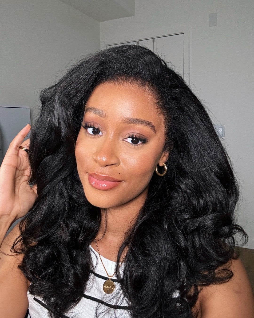 Svart HD-lace-peruk med body wave och lockig kant – Amara